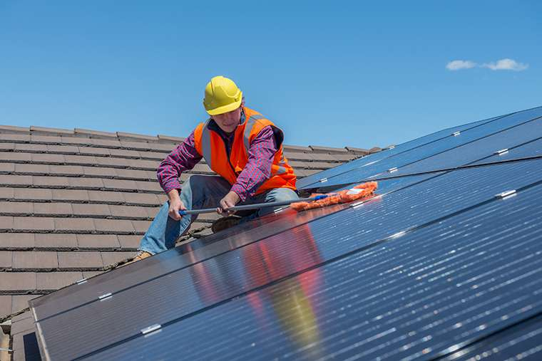 Técnico verificando painel solar